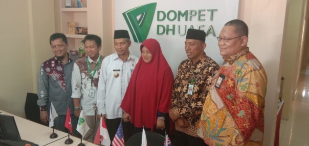 Wakil Wali Kota Pekanbaru, Ayat Cahyadi saat bersama pihak Dompet Dhuafa di kantor barunya di Jalan Arifin Ahmad