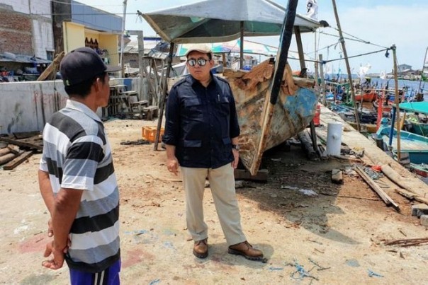 Wakil Ketua DPR RI Fadli Zon menyambangi nelayan Tambaklorok, Semarang, Rabu siang kemarin.  Foto: twitter @fadlizon 