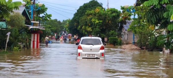 Kondisi salah satu kawasan di Kecamatan Rambah, Rokan Hulu, saat digenangi banjir pada Rabu kemarin. Foto: alfa  