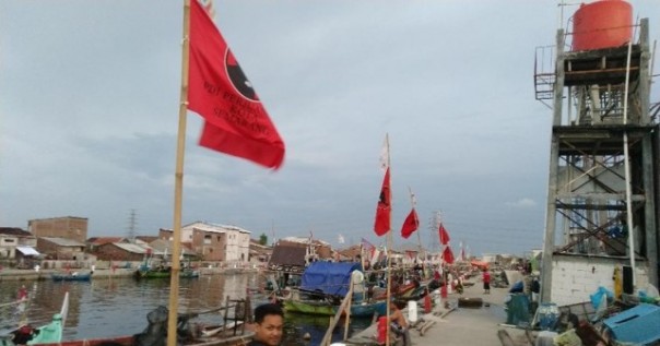 Salah satu kawasan kampung Tambak Lorok, yang ramai dengan bendera partai politik.  Foto: int 