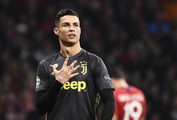 Salam lima jari yang diperlihatkan Cristiano Ronaldo kepada fans Atletico Madrid. Foto: int 