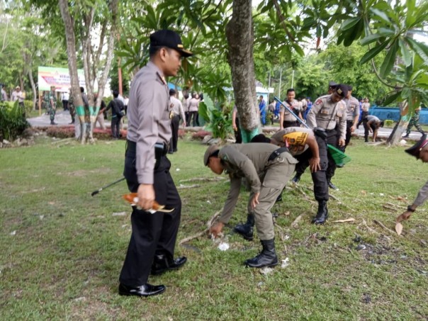 Polres Kabupaten Bengkalis melakukan kerja bakti sosial (Baksos) dengan memunguti sampah bersama TNI dan ASN Pemkab Bengkalis/hari