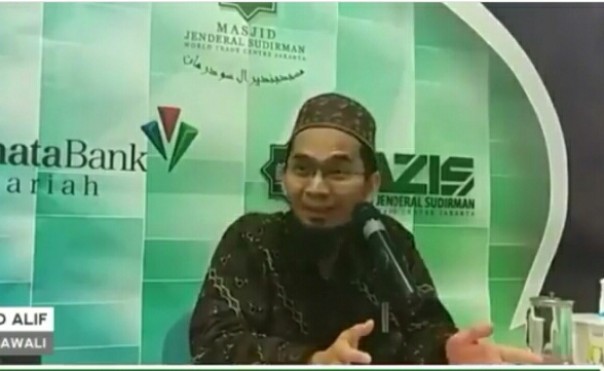 Ustaz Adi Hidayat ceramah soal banyak hadist-hadist palsu (foto/instagram) 