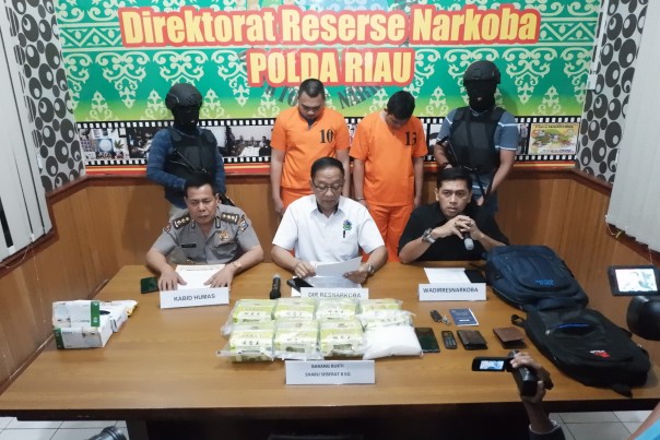 Direktur Reserse Narkoba Polda Riau Kombes Pol Hariono saat presrelease. 