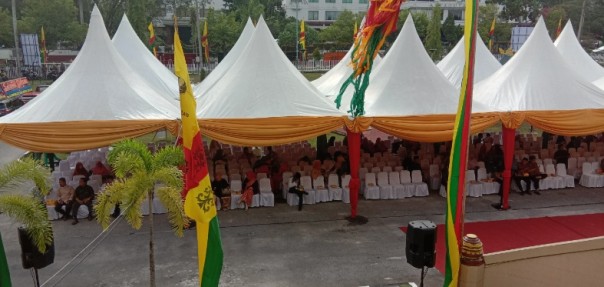 Kursi di tenda yang berada di halaman gedung LAM Riau masih terlihat banyak yang kosong