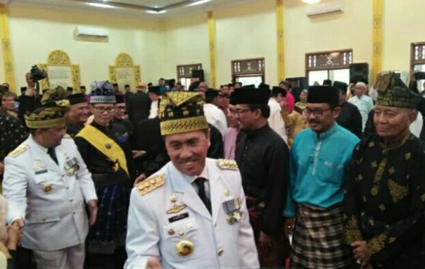Prosesi tepuk tepung tawar Gubernur Riau, Syamsuar di LAM Riau (foto/istimewa) 