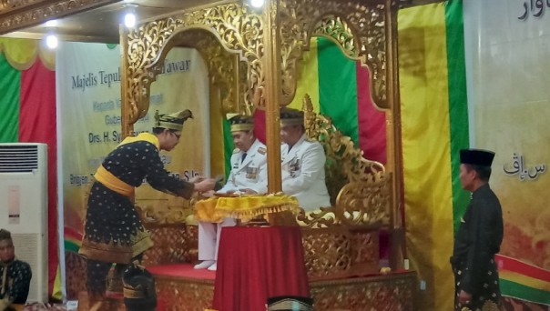 Prosesi tepuk tepung tawar gubernur dan wakil gubernur Riau, Syamsuar dan Edy Natar