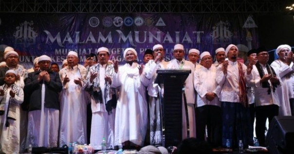 Doa bersama dalam kegiatan Munajat 212 di Monas, tadi malam. Foto: int