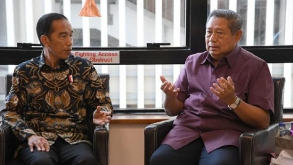 Jokowi dan SBY saling bercerita saat membezuk Ani Yudhoyono yang kini dirawat di salah satu rumah sakit di Singapura. Ani dirawat karena mengidap penyakit kanker darah. Foto: int 