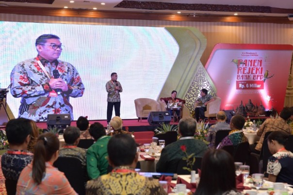 Dirut Bank Riau Kepri, DR Irvandi Gustari saat menjadi narasumber sinar nasional di Solo