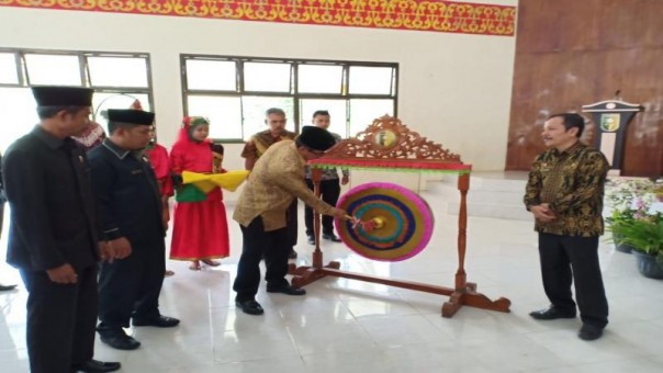 Bupati Kuansing H Mursini, M.Si memukul gong tanda dimulainya Musrenbang Kecamatan Hulu Kuantan/zar