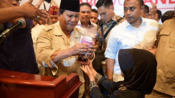 Calon presiden nomor urut 02 Prabowo Subianto menerima bingkisan istimewa dari gadis cilik saat mendatangi Kota Medan, Sumatera Utara, Foto: int 