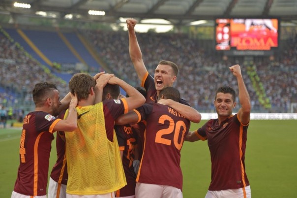 Pemain  AS Roma merayakan kemenangan atas Frosinone
