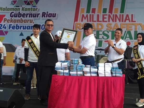 Kapolda Riau Irjen Pol Widodo Eko Prihastopo menerima Piagam Rekor MURI dalam acara MRSF 2019