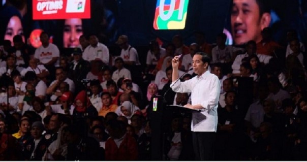 Capres petahana Jokowi menyampaikan pidato kebangsaan dalam Konvensi Rakyat Optimis Indonesia Maju di SICC Bogor. Foto: int 