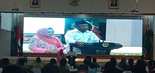Wan Thamrin Hasyim saat memberikan sambutan pada serah terima jabatan dan pisah sambut gubernur dan wakil gubernur Riau