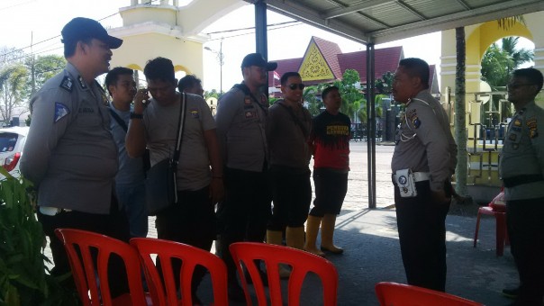Personel Polres Bengkalis yang diterjunkan ke Pulau Rupat untuk melakukan pemadaman karhutla/hari