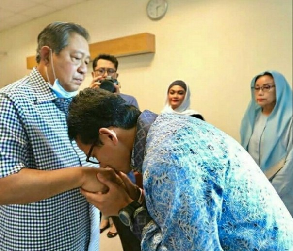 Cawapres 02 Sandiaga Uno jenguk Ani Yudhoyono di Singapura (foto/int) 