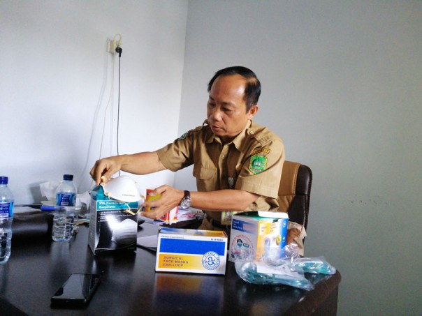 Kepala UPT Instalasi Farmasi,  dr Antonius memperlihatkan ketersediaan masker/mad