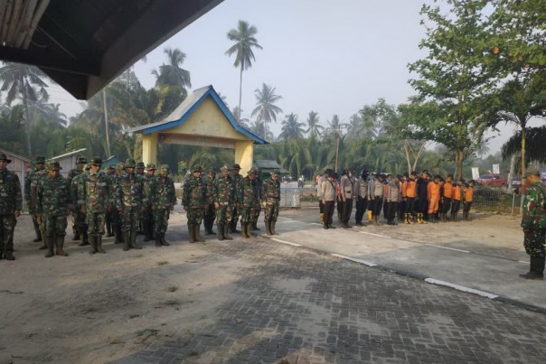 Sebanyak 100 anggota personel dari Kostrad diterjunkan ke Pulau Rupat untuk padamkan Karhutla/hari