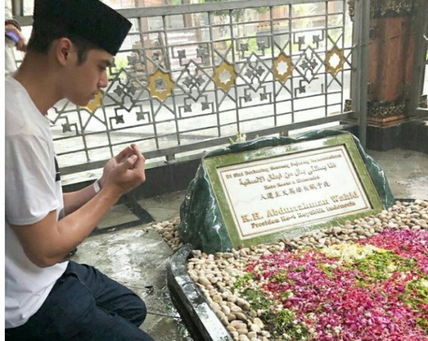 Anak sulung Maia Estianty dengan Ahmad Dhani berziarah ke kuburan Gus Dur (foto/instagram) 