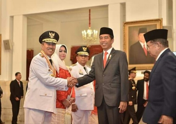 Gubernur Riau Syamsuar bersama wakilnya Edy Natar dilantik Presiden Jokowi beberapa waktu lalu (foto/int) 