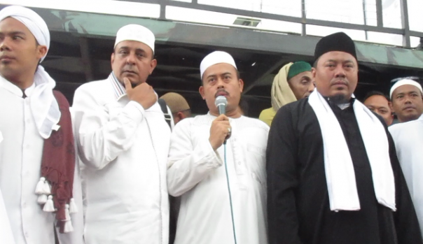 Ketua PA 212 Slamet Maarif menyampaikan orasi usai pemeriksaan di Mapolresta Surakarta. Foto: int 