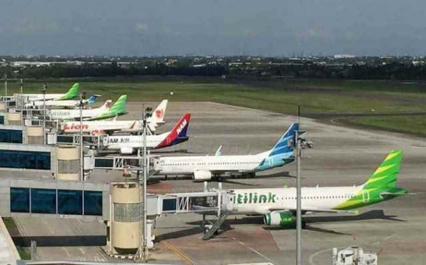 Sejumlah pesawat tampak melakukan aktivitas di bandara. Harga tiket pesawat yang masih mahal membuat pelaku sektor pariwisata mulai kelabakan. Foto: int  
