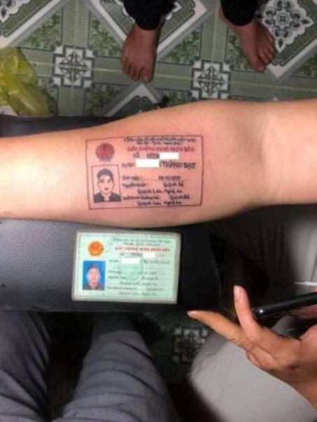 Begini bentuk tato yang dibuat seorang pemuda Vietnam yang disesuaikan dengan kartu identitasnya. Foto ini jadi viral di media sosial. Foto: int 