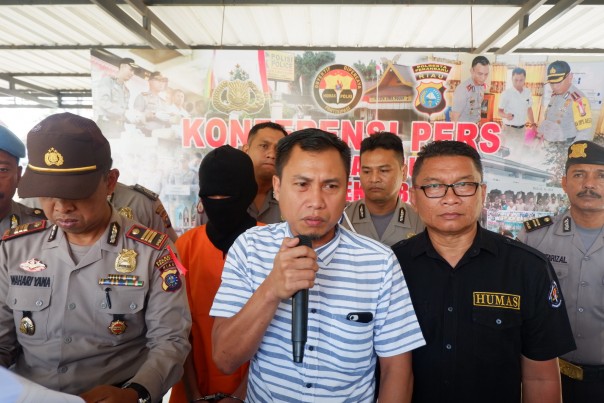 Kanit Reskrim Polsek Limapuluh Iptu Halim saat presrelease tersangka dan barang bukti pengeroyokan Selasa siang. (Riau24/amri)