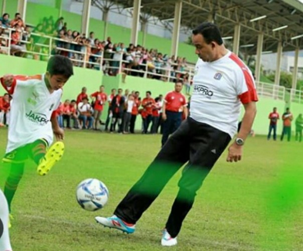Anies Baswedan menendang bola pada salah satu acara (foto/instagram) 