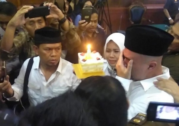 Ahmad Dhani tak sanggup menahan tangis saat meniup kue ulang tahun untuk anaknya. Foto: int 