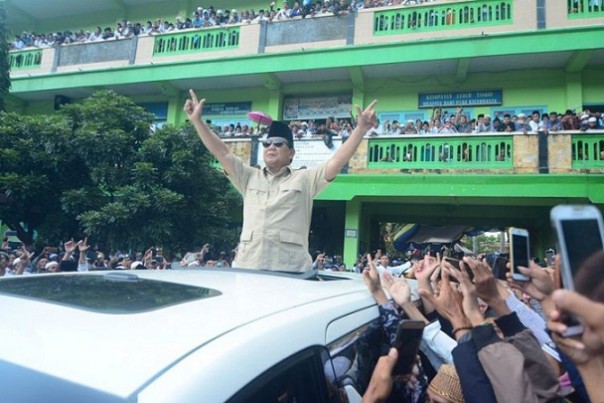 Calon Presiden Prabowo Subianto disambut ribuan santri pondok pesantren Mambaul Ulum Bata-Bata, Pemekasan, Jawa Timur. Foto: int 