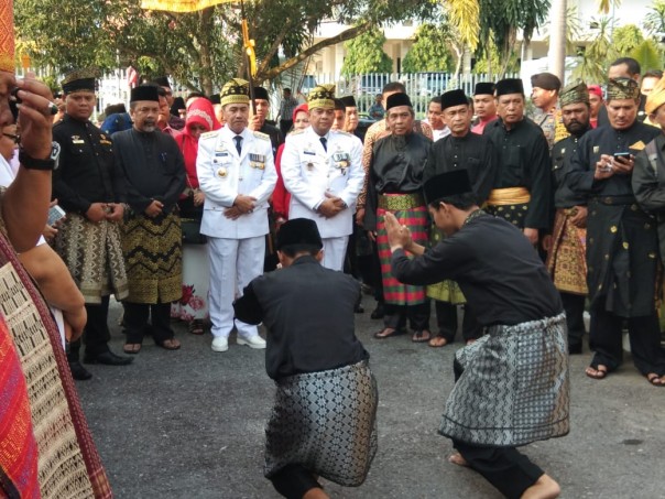 Gubernur Riau Syamsuar dan wakilnya Edy Natar saat prosesi tepuk tepung tawar di LAM Riau (foto/int) 