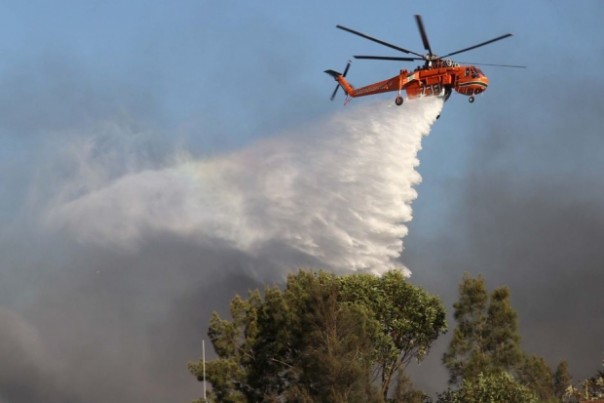 ilustrasi heli water bombing