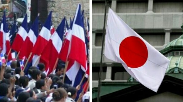 Bendera Republik Dominika (kiri) dan Bendera Nasional Jepang (kanan) 