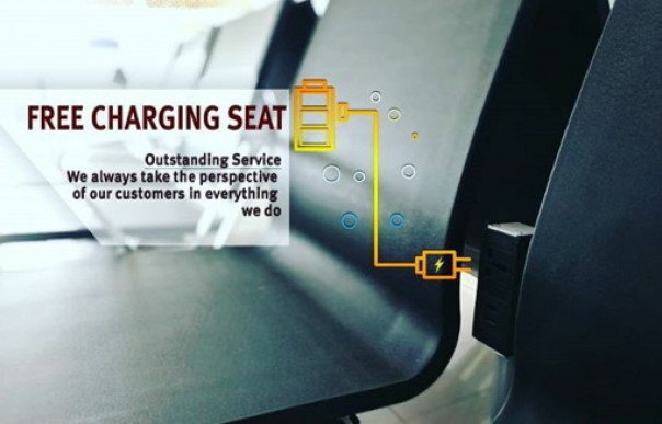 Alat free carging seat yang terletak di samping tempat duduk di ruang tunggu./int