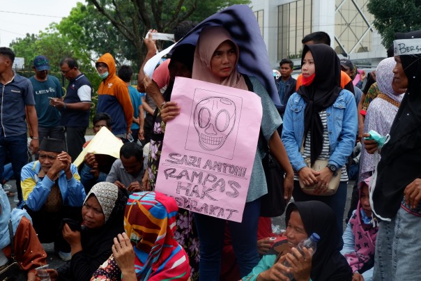 Aksi unjuk rasa warga rohil yang menuntut Polda Riau segera menuntaskan kasus penipuan yang dilakukan oleh Sariantoni beberapa waktu lalu.