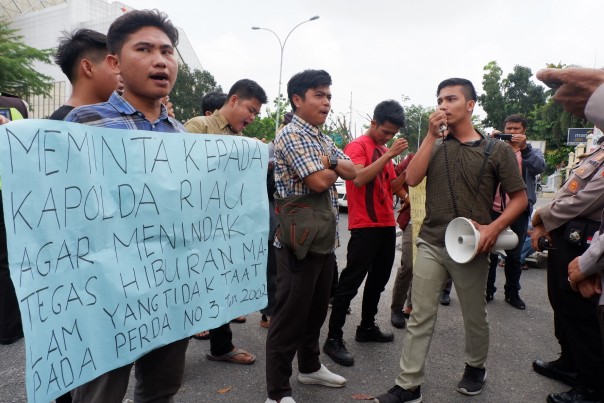 Massa GMPR menggelar aksi demo di Mapolda Riau terkait banyaknya tempat hiburan malam yang menyalahi Perda No.3 Tahun 2002. (riau24/amri)