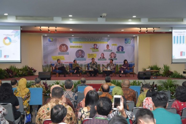 Dirut Bank Riau Kepri, Irvandi Gustari saat menjadi narasumber di seminar nasional yang diadakan Perbanas