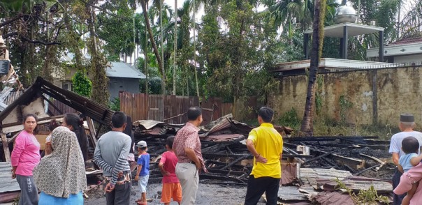 Rumah milik warga Terusan Baru Kelurahan Pangkalan Kerinci Barat ludes dilalap sijago merah/ardi