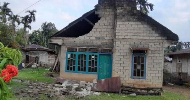 Salah satu rumah warga yang rusak setelah digoncang gempa di Kabupaten Solok Selatan, Sumatera Barat. Foto: int 