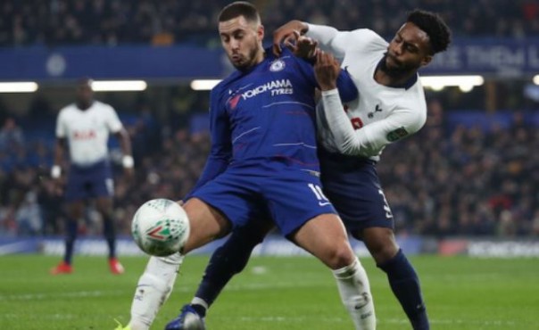 Eden Hazard berjibaku dengan Danny Rose saat laga Chelsea melawan Tottenham Hotspur di Stamford Bridge. Foto: int 