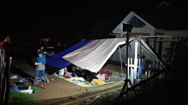Masyarakat Solok Selatan memilih bertahan di tenda darurat setelah daerah itu diguncang gempa bumi. Foto: int 