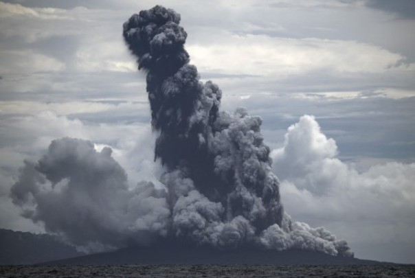 Gunung Anak Krakatau yang terpantau mengalami erupsi, belum lama ini. Foto; int 