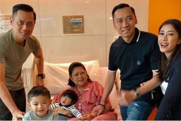 Ani Yudhoyono terbaring di kasur perawatan didampingi anak dan cucu. Foto: int 