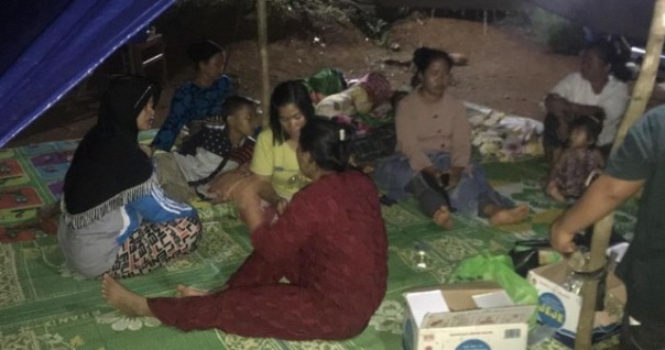 Masyarakat terdampak gempa di Solok Selatan masih bertahan di tenda darurat yang dibangun seadanya. Foto: int 