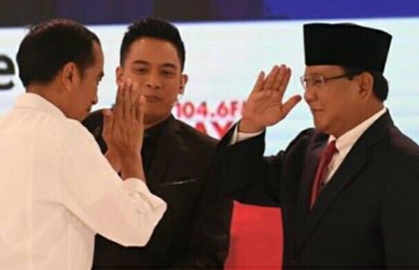 Jokowi bersama Prabowo usai debat Pilpres 2019 (foto/int) 