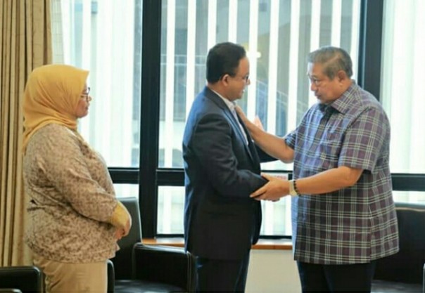 Anies Baswedan disambut SBY saat jenguk Ani Yudhoyono (foto/instagram) 