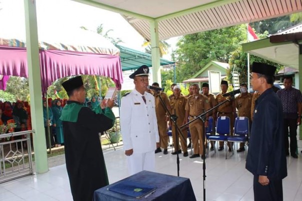 Camat Lirik  Wisnu Subroto, melantik H Mukman Asul menjadi PAW Kepala Desa Lambang Sari V/azi